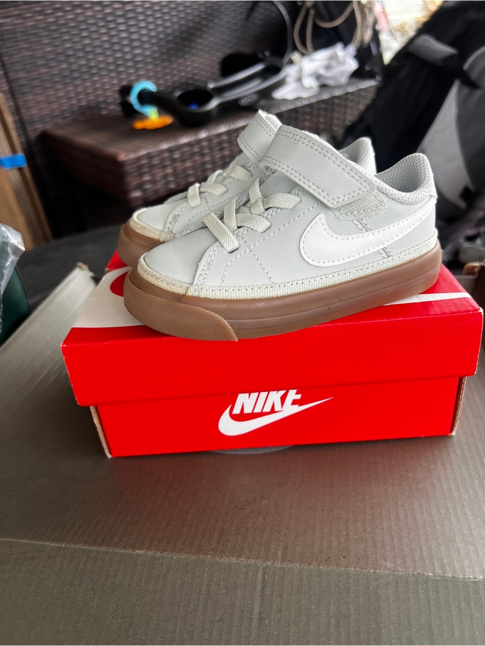 Nike Toddler Low-Top Sneakers in mint green with Gum Sole. Size 6.